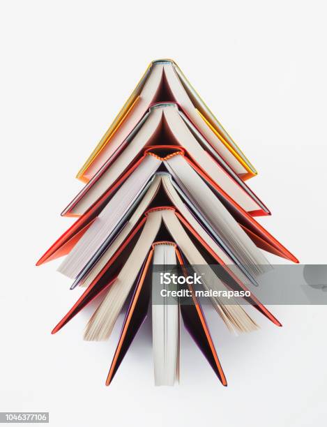 Albero Di Natale Fatto Di Libri Su Sfondo Bianco - Fotografie stock e altre immagini di Libro - Libro, Natale, Albero