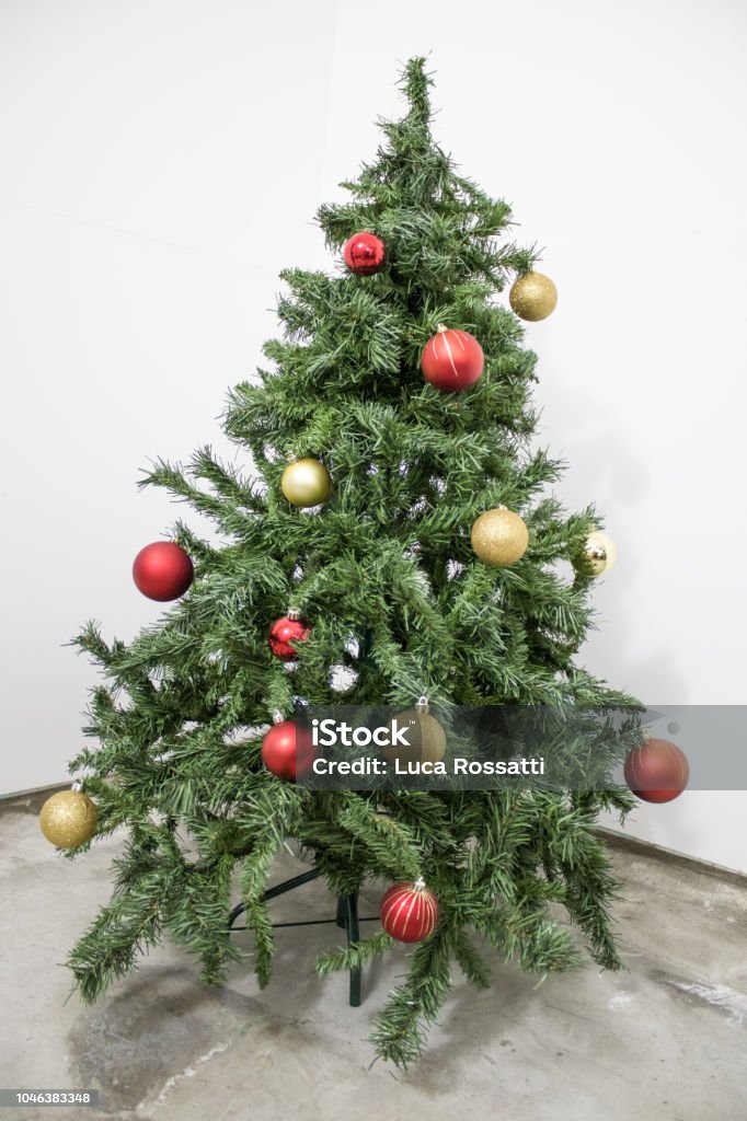 Foto de Árvore De Natal Verde Detalhadas Com Decoração Vermelha E Dourada  Em Uma Composição De Fundo Branco e mais fotos de stock de Artigo de  decoração - iStock