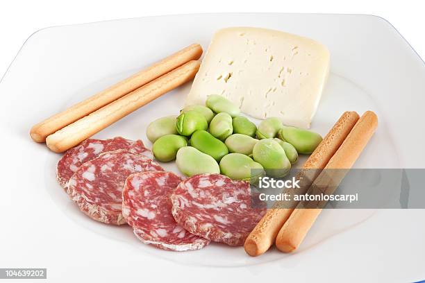 Piatto Con Fave Grissino E Salame Fette - Fotografie stock e altre immagini di Alimentazione sana - Alimentazione sana, Antipasto, Bianco