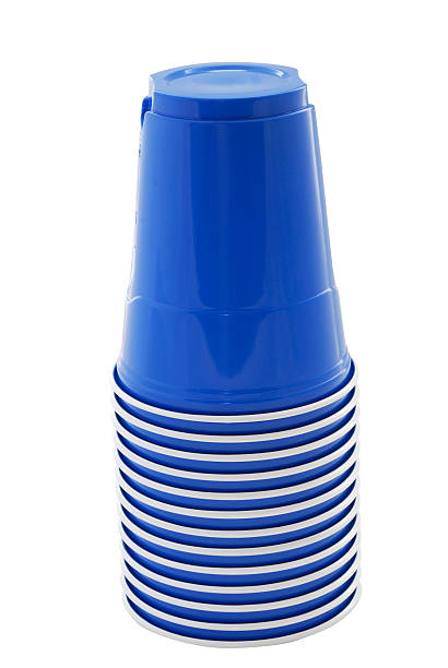 파란색 플라스틱 컵 - disposable cup cup stack blue 뉴스 사진 이미지