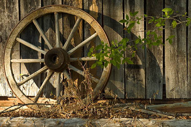 荷馬車の車輪に影 - wagon wheel ストックフォトと画像