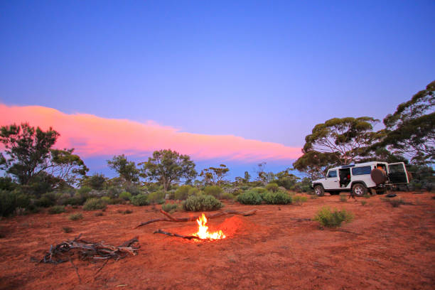 incendio serale nell'entroterra australiano - outback desert australia sky foto e immagini stock