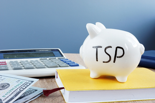 Plan de ahorro ahorro de TSP en una alcancía. photo