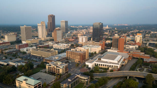 sullo skyline del centro di little rock arkansas - riverwalk foto e immagini stock