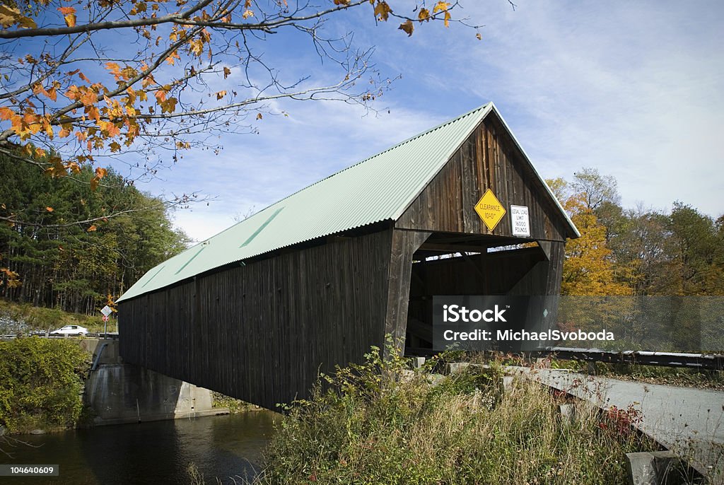 Puente cubierto de madera - Foto de stock de Color - Tipo de imagen libre de derechos