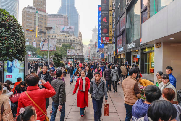 사람이 나 난징도로 걷고 중국 샹 하이 시에서에서 거리에 도보 관광 - china shanghai city shopping 뉴스 사진 이미지