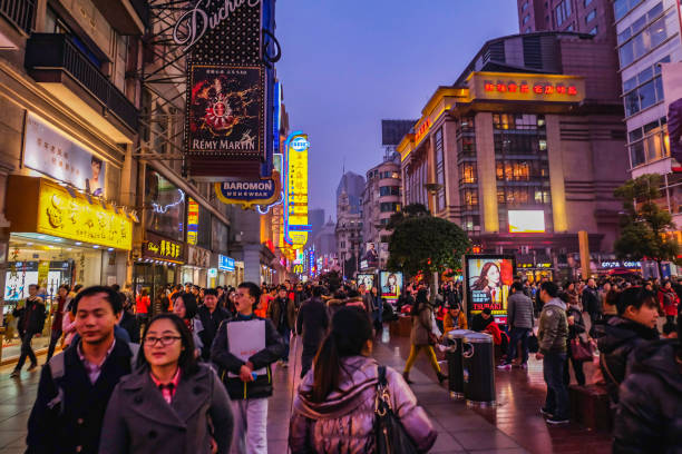 사람이 나 난징도로 걷고 중국 샹 하이 시에서에서 거리에 도보 관광 - china shanghai city shopping 뉴스 사진 이미지