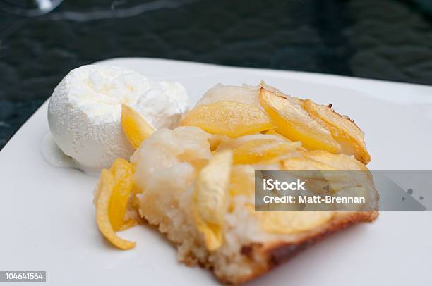 Foto de Peach Cobbler Torta De Maçã E Mirtilo Com Sorvete De Baunilha Dof e mais fotos de stock de Cobbler de pêssego