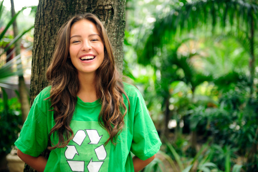 Voluntarios: Ecologista usando camiseta de reciclaje photo