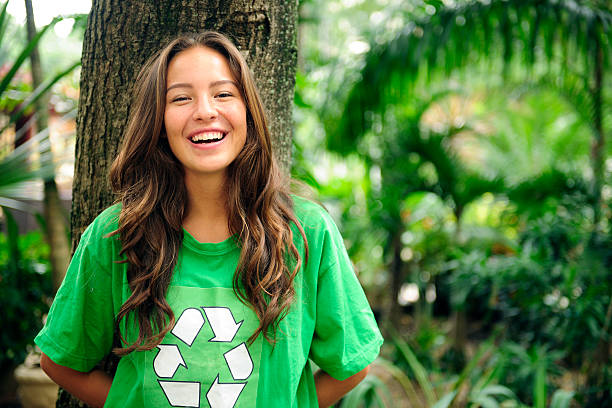 voluntarios: ecologista usando camiseta de reciclaje - recycling recycling symbol environmentalist people fotografías e imágenes de stock