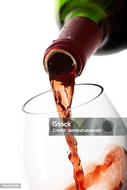 Vino Tinto Llenado De Una Copa Bebidas Foto de stock y más banco de imágenes de Alcoholismo - Alcoholismo, Bebida, Bebida alcohólica