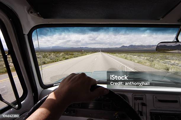 Guidare Il Camion In Arizona - Fotografie stock e altre immagini di Strada - Strada, Autostrada, Autostrada a corsie multiple