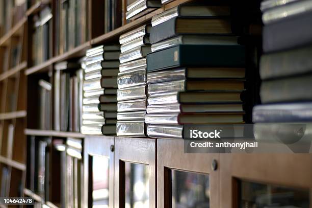 Bücherregale Mit Mehreren Bücher Stockfoto und mehr Bilder von Alt - Alt, Bibliothek, Buch