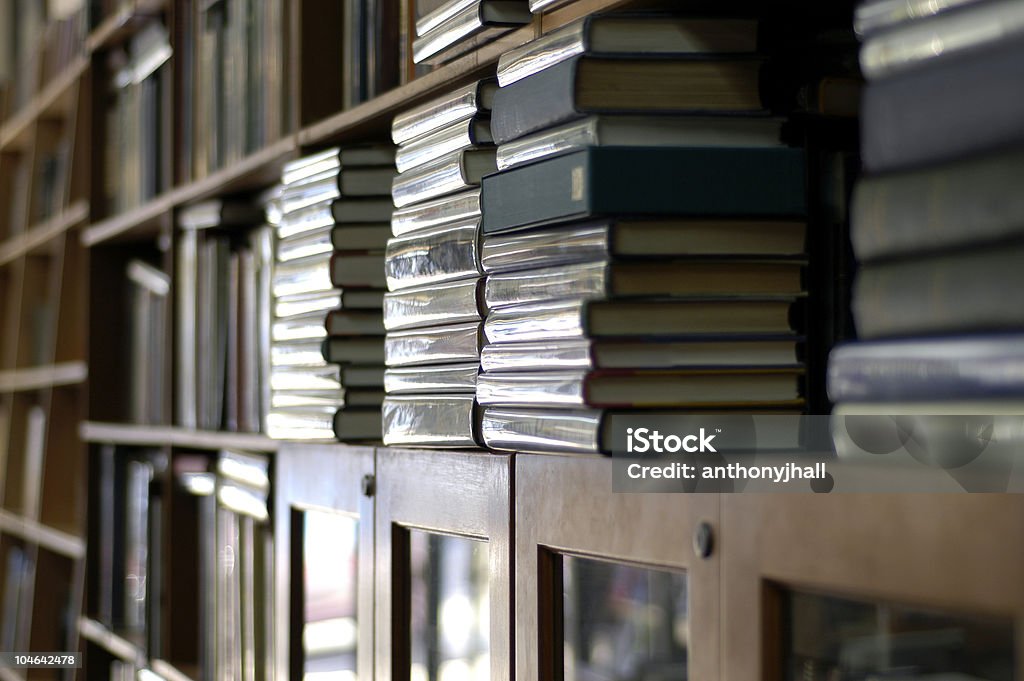 Estantes meteu-se com Livros - Royalty-free Antigo Foto de stock