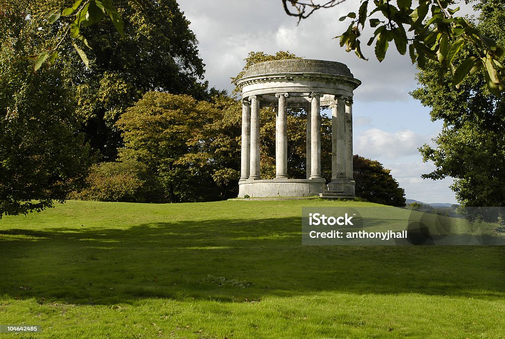 Struttura ornamentale in stile neoclassico tenuta di campagna - Foto stock royalty-free di Edificio stravagante