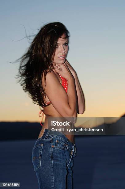 Hermosa Mujer En Pantalones Y Rojo Parte Superior Del Bikini Serie 4 Foto de stock y más banco de imágenes de Bronceado