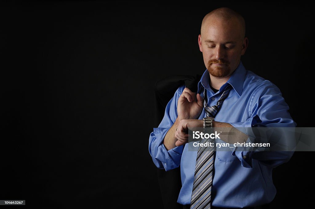 Retrato de um executivo de terno verificando watch - Foto de stock de Colarinho royalty-free