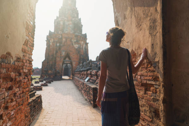 다른 세계에 스테핑 - thailand culture 뉴스 사진 이미지