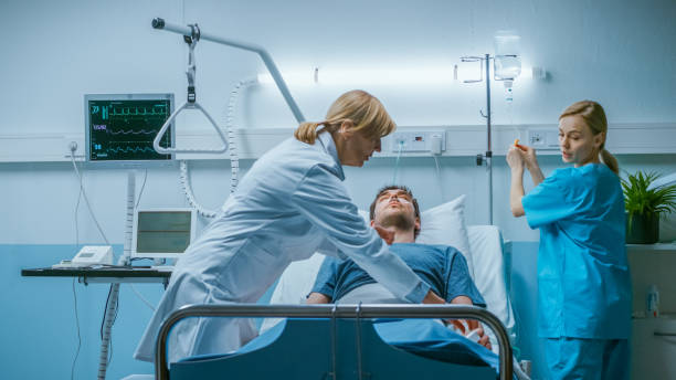 emergência no hospital médico e enfermeira rush em uma ala para paciente morrendo seguro. homem é deitado na cama sem sinais de vida. os médicos fazem tudo para ressuscitá-lo. - hospital patient bed doctor - fotografias e filmes do acervo