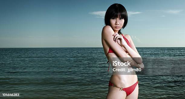 Photo libre de droit de Photo De Chinois Asiatique Modèle En Bikini Rouge banque d'images et plus d'images libres de droit de Adolescent - Adolescent, Adulation, Asiatique de l'Est et du Sud-Est