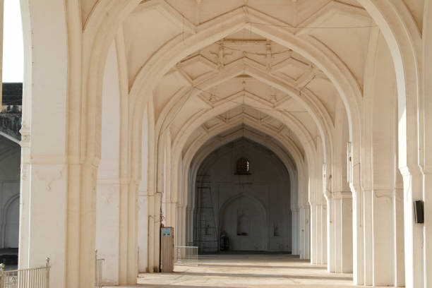 elements of a decor of a tomb and the mosque "ibrahim rauza" in bidzhapur in india - moulding architecture and buildings monument column imagens e fotografias de stock