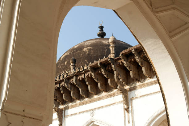 elements of a decor of a tomb and the mosque "ibrahim rauza" in bidzhapur in india - moulding architecture and buildings monument column imagens e fotografias de stock