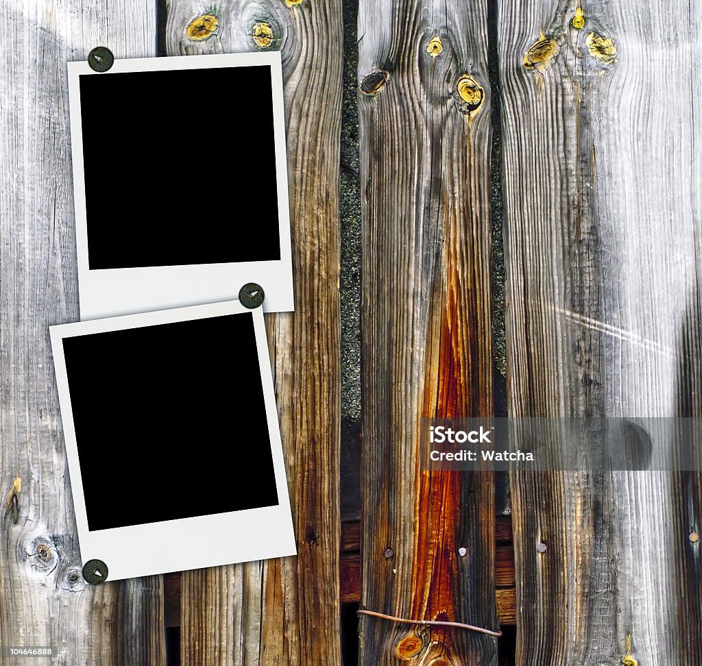 Dwa puste zdjęcia na tle drewna - Zbiór zdjęć royalty-free (Dwa przedmioty)