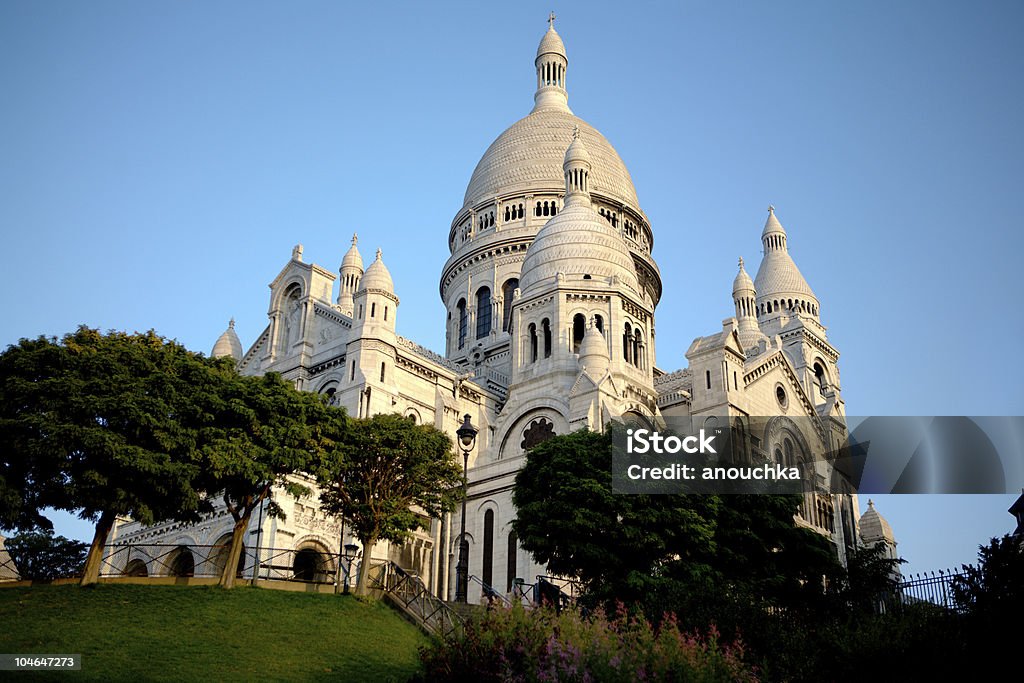 Sacre Coeur de París-por la mañana - Foto de stock de Basílica del Sagrado Corazón de Montmartre libre de derechos
