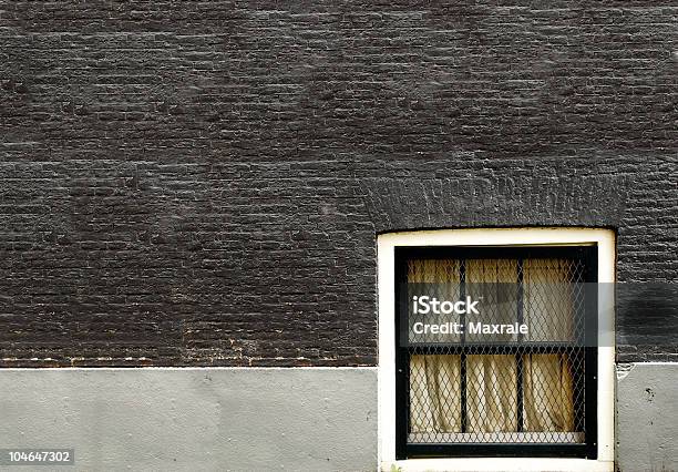 Fenster In Der Wand Untergeschoss Stockfoto und mehr Bilder von Fenster - Fenster, Keller, Untergeschoß