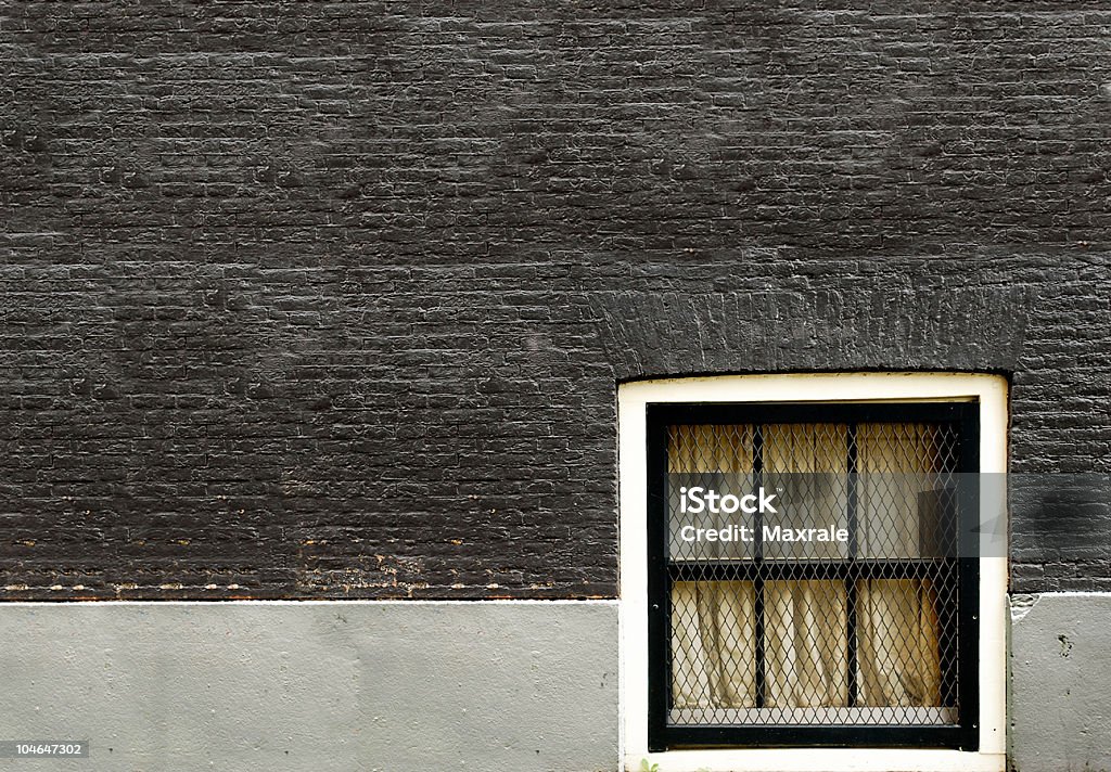 Fenêtre sur le mur, sous-sol - Photo de Cave libre de droits