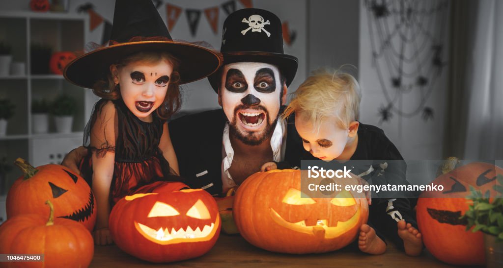 Padre De Familia Y Niños En Disfraces Y Maquillaje Para Halloween Con  Calabaza En Oscuridad Foto de stock y más banco de imágenes de Halloween -  iStock