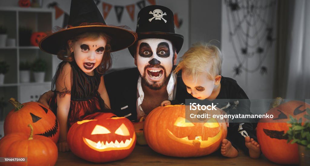 Padre De Familia Y Niños En Disfraces Y Maquillaje Para Halloween Con Calabaza En Oscuridad Foto de stock y más banco de imágenes de Halloween - iStock Padre De Familia Y Niños En Disfraces Y Maquillaje Para Halloween Con Calabaza En Oscuridad Foto de stock y más banco de imágenes de Halloween - iStock