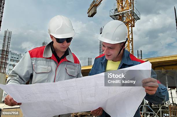 Ingenieros De Constructores En La Construcción Del Sitio Foto de stock y más banco de imágenes de Accesorio de cabeza