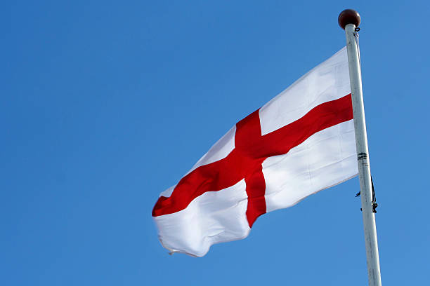 flaga anglii i niebo - english flag st george flag flying zdjęcia i obrazy z banku zdjęć