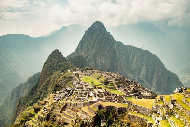 vista panorámica de machu picchu contra cielo - unesco world heritage site cloud day sunlight fotografías e imágenes de stock