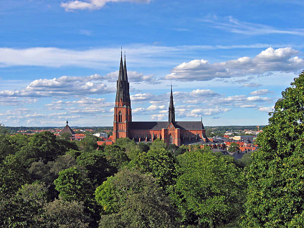 cathédrale à uppsala, suède - uppsala cathedral photos et images de collection