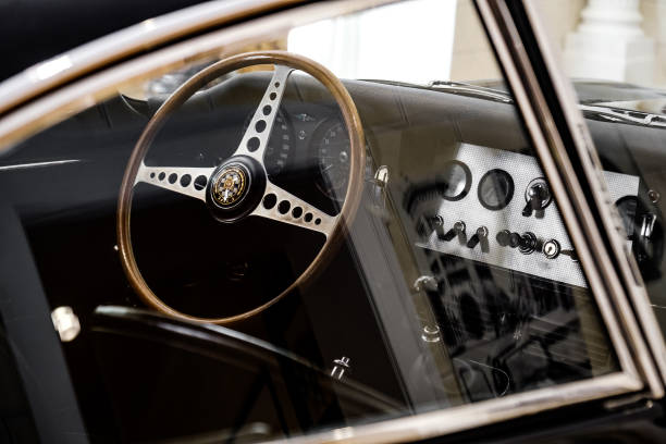 siège de conducteur intérieur de voiture vintage d’un jaguar e-type - e type photos et images de collection
