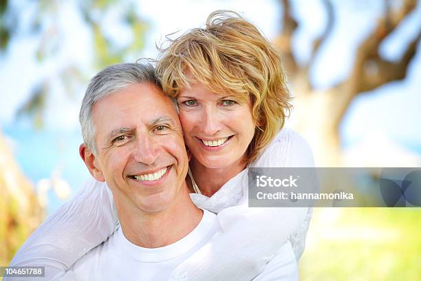 성숙한 커플입니다 미소 2명에 대한 스톡 사진 및 기타 이미지 - 2명, 건강한 생활방식, 계절