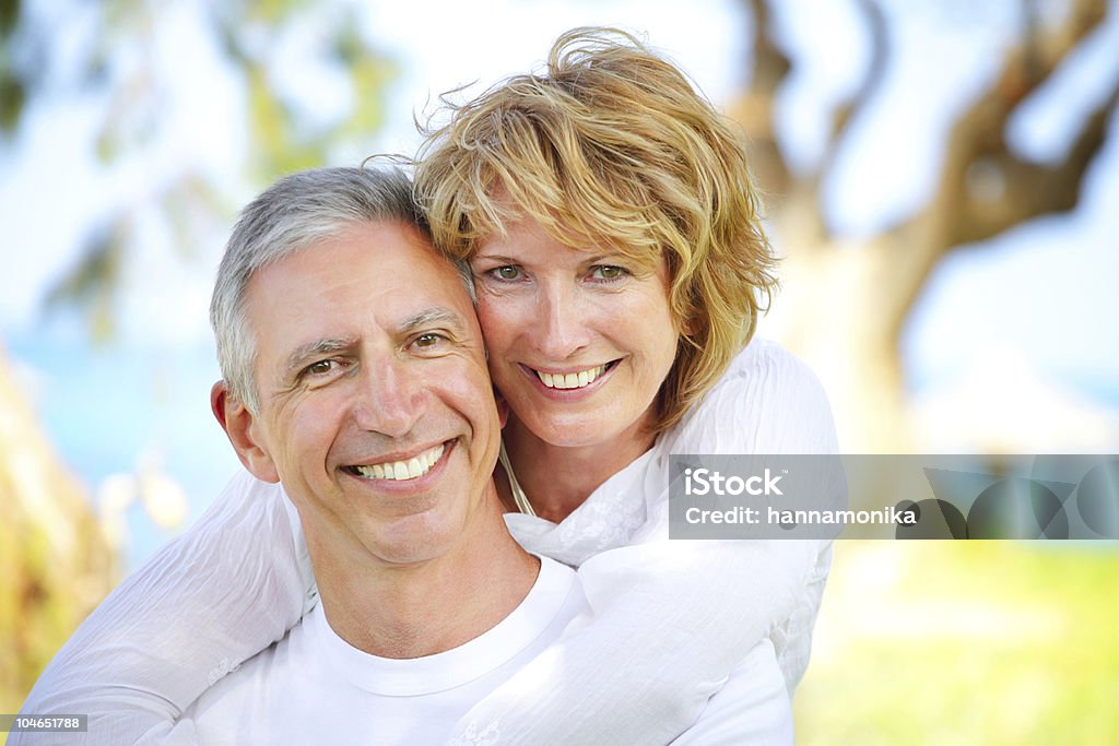 Зрелые пара, улыбается - Стоковые фото Активный пенсионер роялти-фри