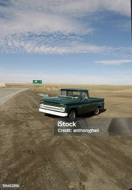 Зеленый Грузовик На Arizona Highway — стоковые фотографии и другие картинки Стиль ретро - Стиль ретро, Провинциальная Америка, Пикап