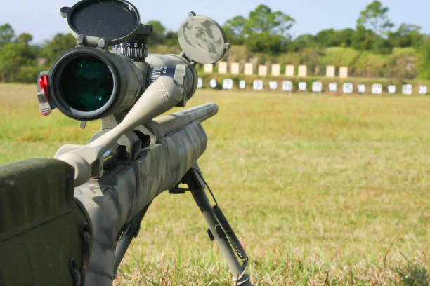 rifle de alta potencia - visor de un rifle fotografías e imágenes de stock