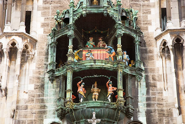 мюнхен мариенплатц - glockenspiel стоковые фото и изображения