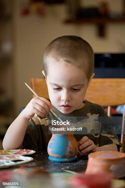 小さな男の子塗装クレイポット - 4歳から5歳のストックフォトや画像を多数ご用意 - 4歳から5歳, お絵かき, カジュアルウェア