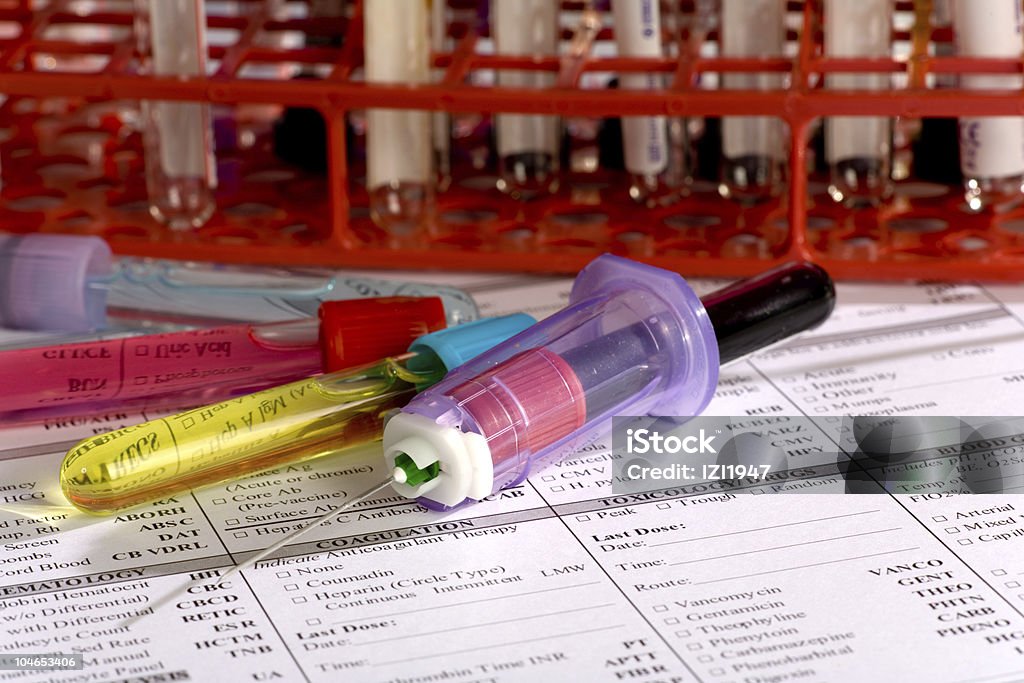 Primer plano de la jeringa con tubo de ensayo - Foto de stock de Asistencia sanitaria y medicina libre de derechos