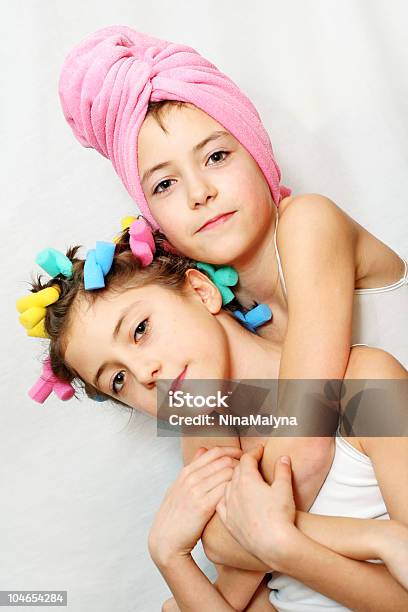 Beleza Twins - Fotografias de stock e mais imagens de Adolescente - Adolescente, Colorido, Abraçar