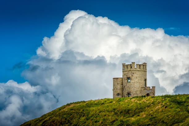 башня о'брайенс на скалах мохера в ирландии - o`brien`s tower стоковые фото и изображения