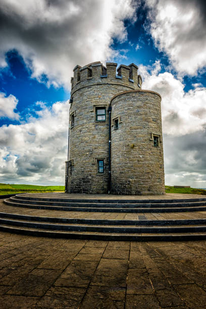 башня о'брайенс на скалах мохера в ирландии - obriens tower стоковые фото и изображения