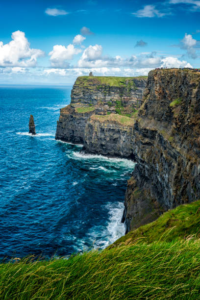 falaises de moher en irlande - republic of ireland cliffs of moher landscape cliff photos et images de collection