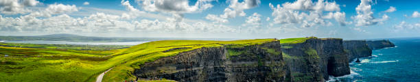 panorama de cliffs of moher na irlanda - republic of ireland cliffs of moher panoramic cliff - fotografias e filmes do acervo