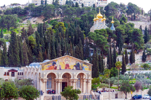 iglesia de todas naciones y convento de maría magdalena en el monte de los olivos, jerusalén - mount of olives fotografías e imágenes de stock